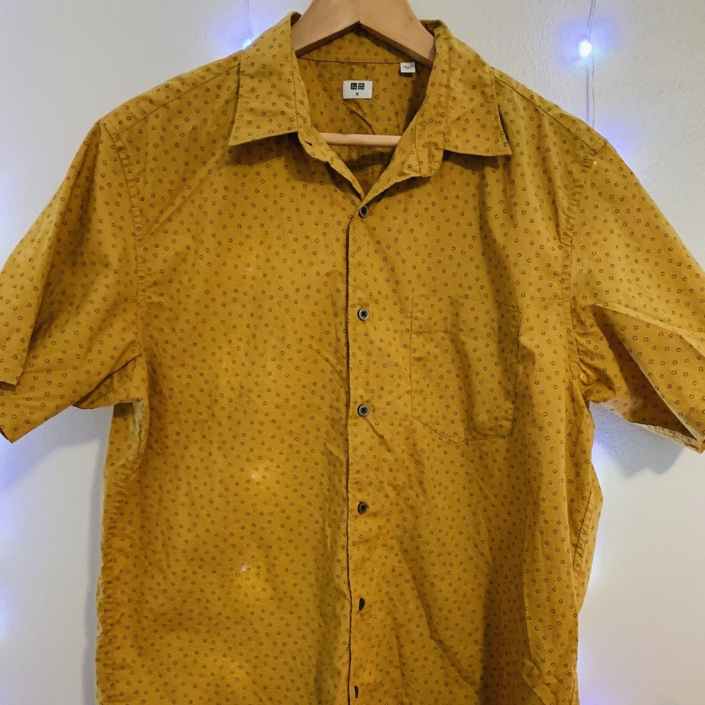Uniqlo Men's Mustard Short Sleeve Button Up Size M
